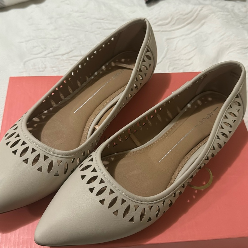 Report, Shoes Nude/ Tan/ Cream Size 9 Confortable, soft Flats.